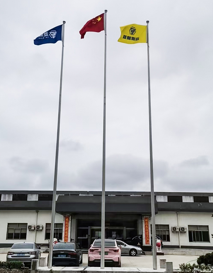 Cuaille bratach ardaithe cónúil déanta as cruach dhosmálta de láimh Cuaille bratach ardaithe cónúil déanta as cruach dhosmálta de láimh